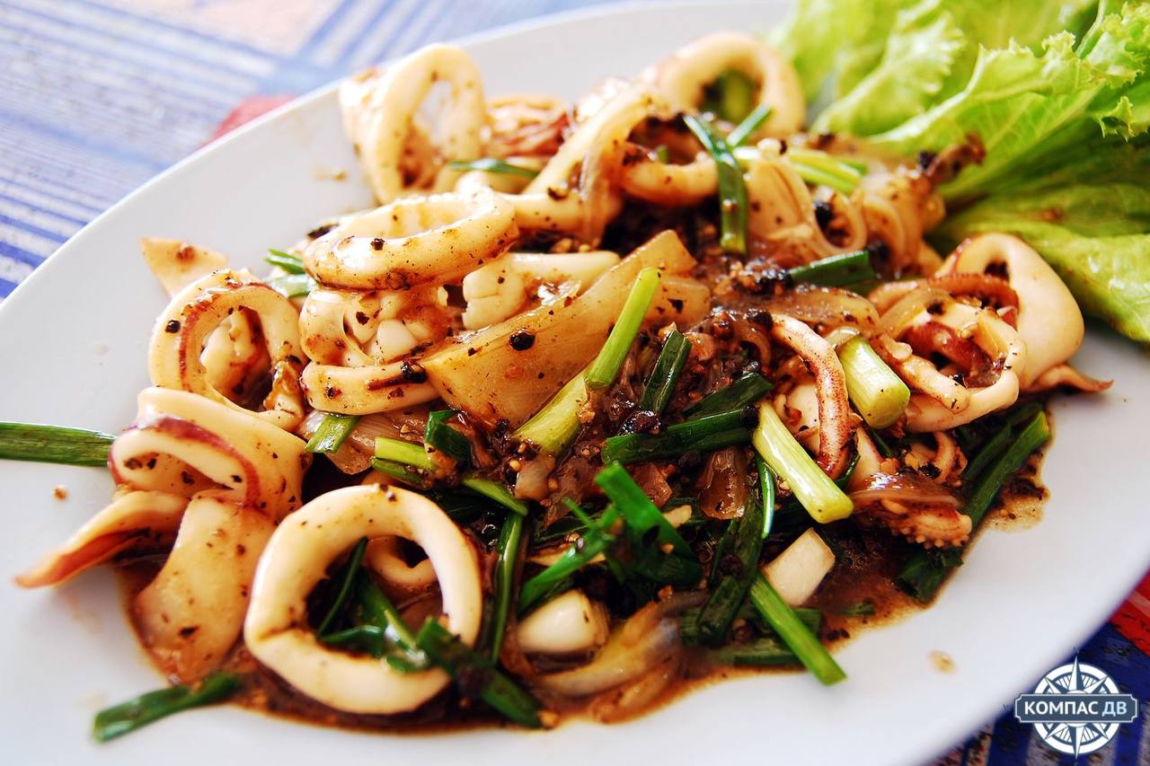 Тёплый салат с кальмарами и грибами